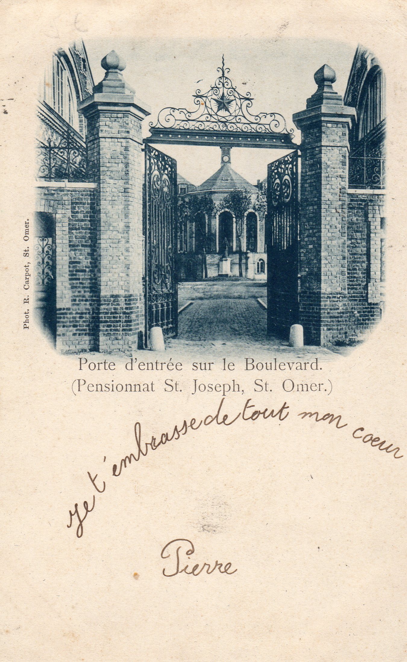 Le pensionnat donnait aussi sur le boulevard . On peut voir la grille en fer forgé qui donnait sur une cour, dans le fond on aperçoit la chapelle.